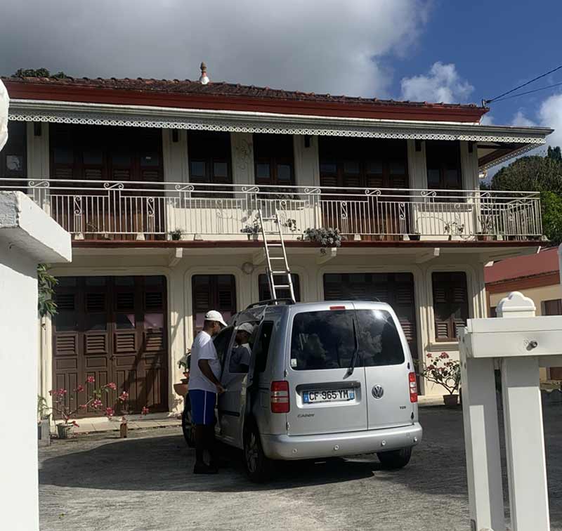 Ravalement façade - VELASCO GUYANE artisan peintre Guyane : nettoyage et application d’un anti-mousse curatif et préventif. imperméabilisant hydrofuge ravalement peinture façade