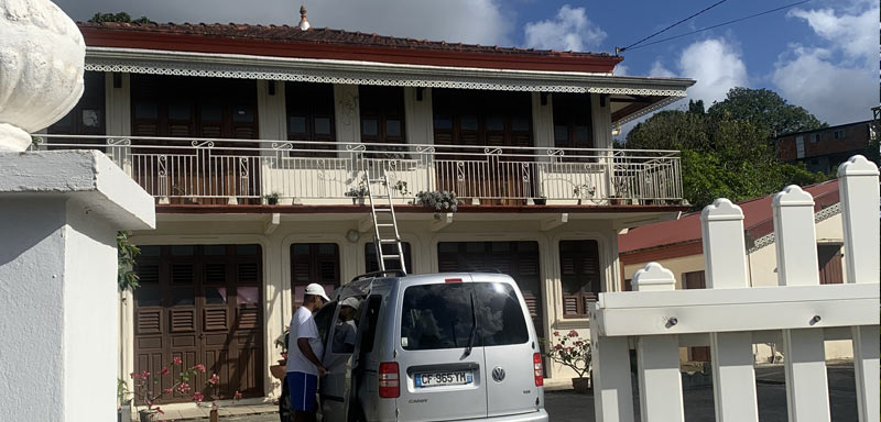 Ravalement façade - VELASCO GUYANE artisan peintre Guyane : nettoyage et application d’un anti-mousse curatif et préventif. imperméabilisant hydrofuge ravalement peinture façade