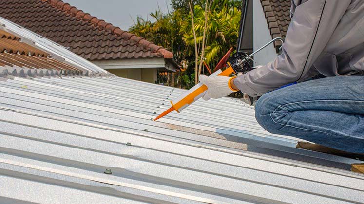 Pose de toiture - VELASCO GUYANE : artisan couvreur Guyane : Travaux de réparation et de pose de toiture en tôle, bac acier et tuile. Intervention rapide en cas de fuite